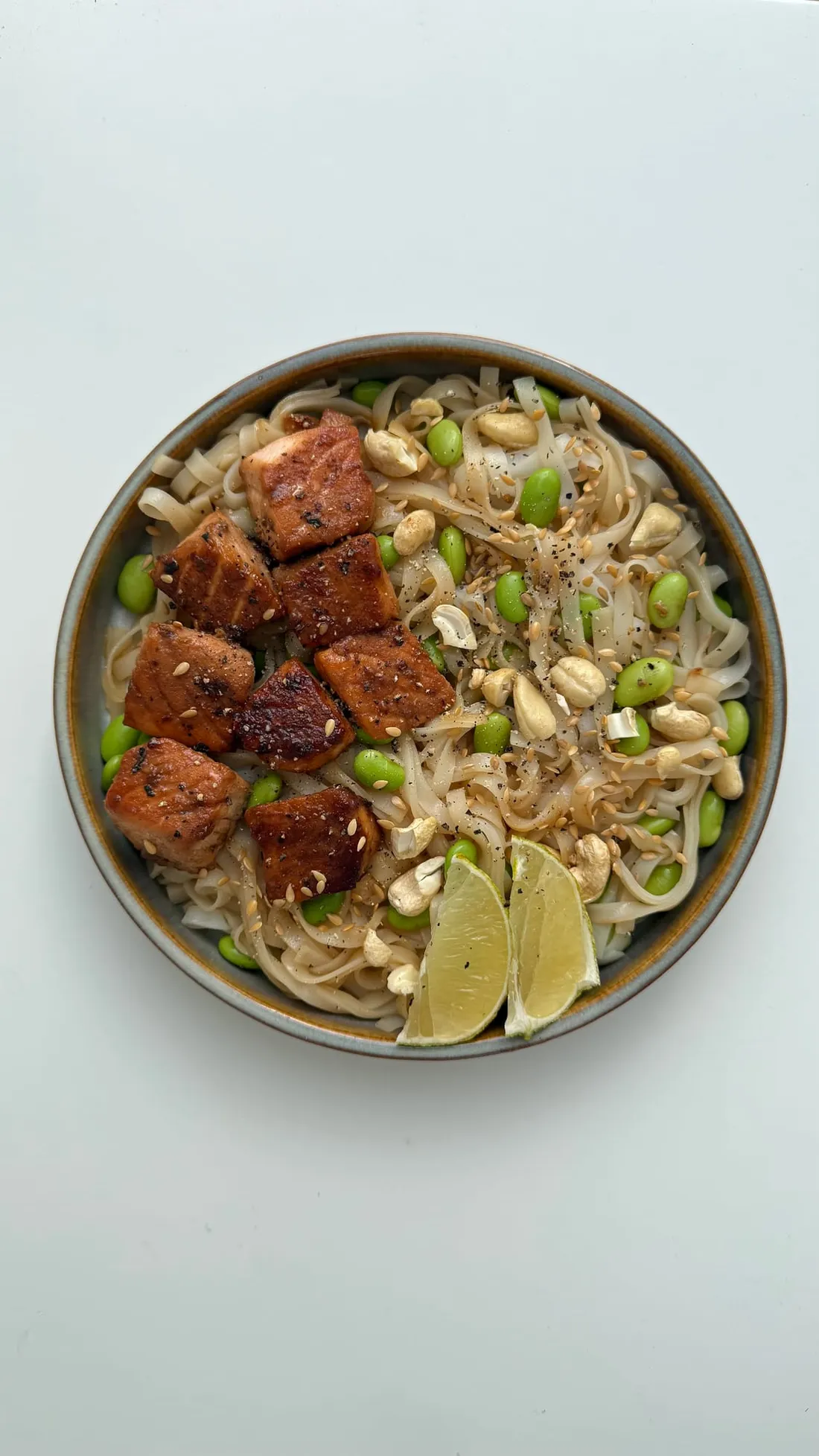 Foto de Fideos con salmón y edamame