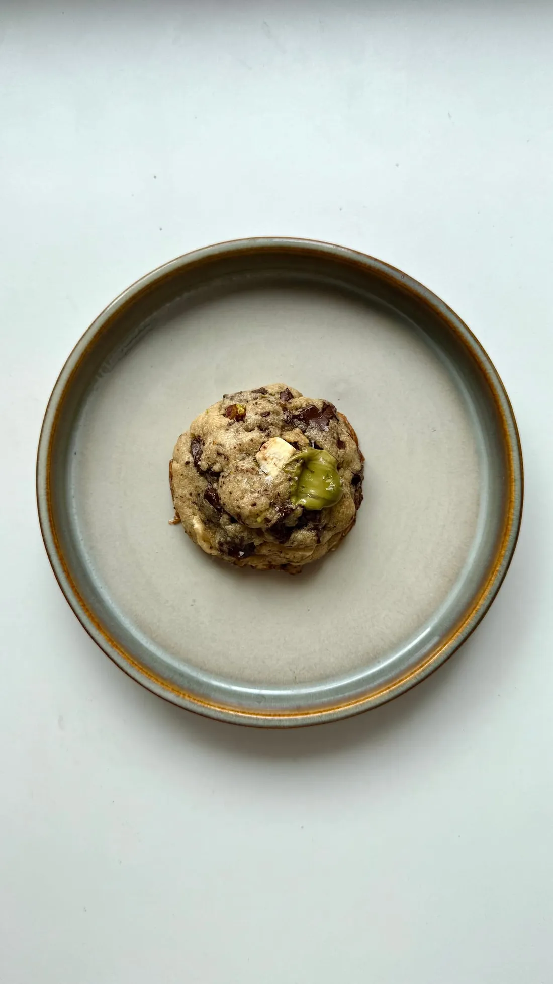 Foto de NY style cookie de chocolate negro y rellena de crema de pistacho