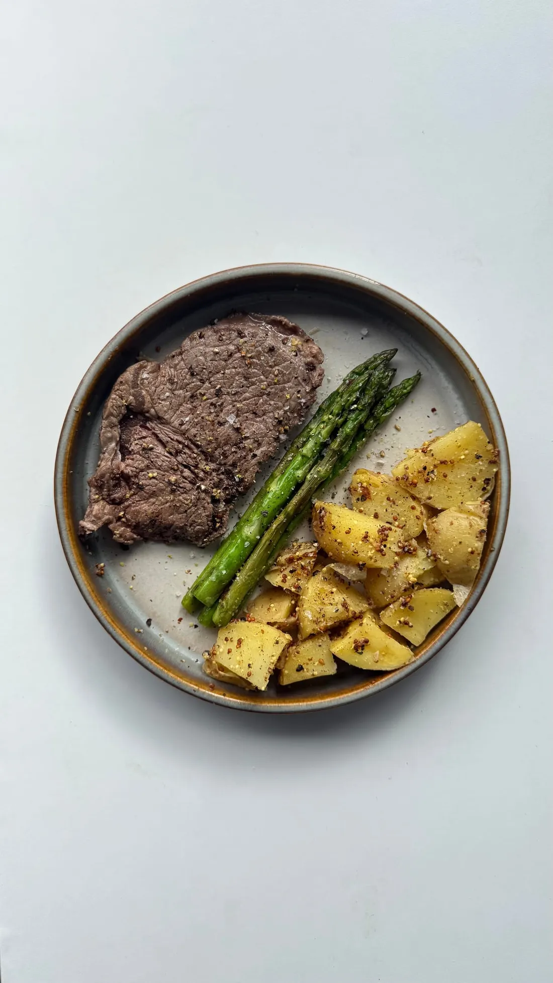 Foto de Ternera con espárragos y patatas con mostaza