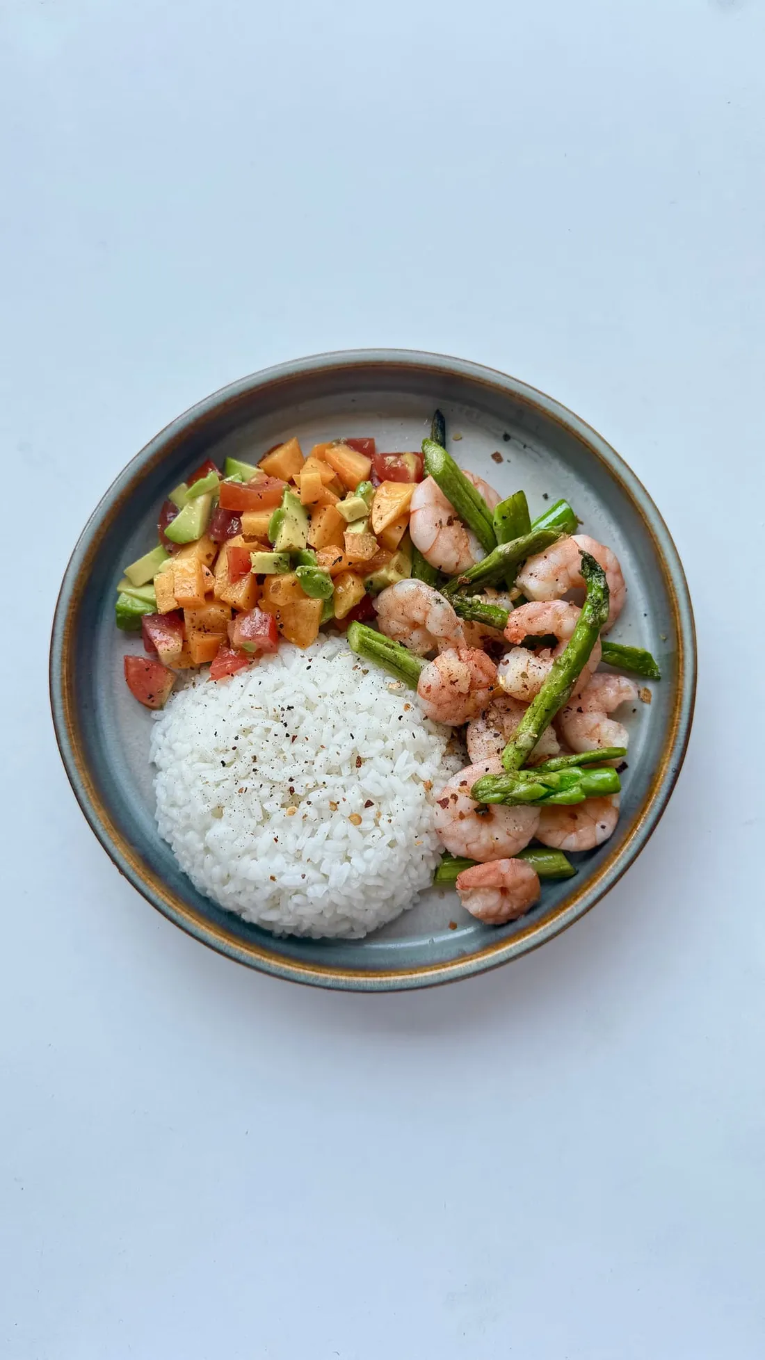 Foto de Langostinos con espárragos y picadillo de nectarina