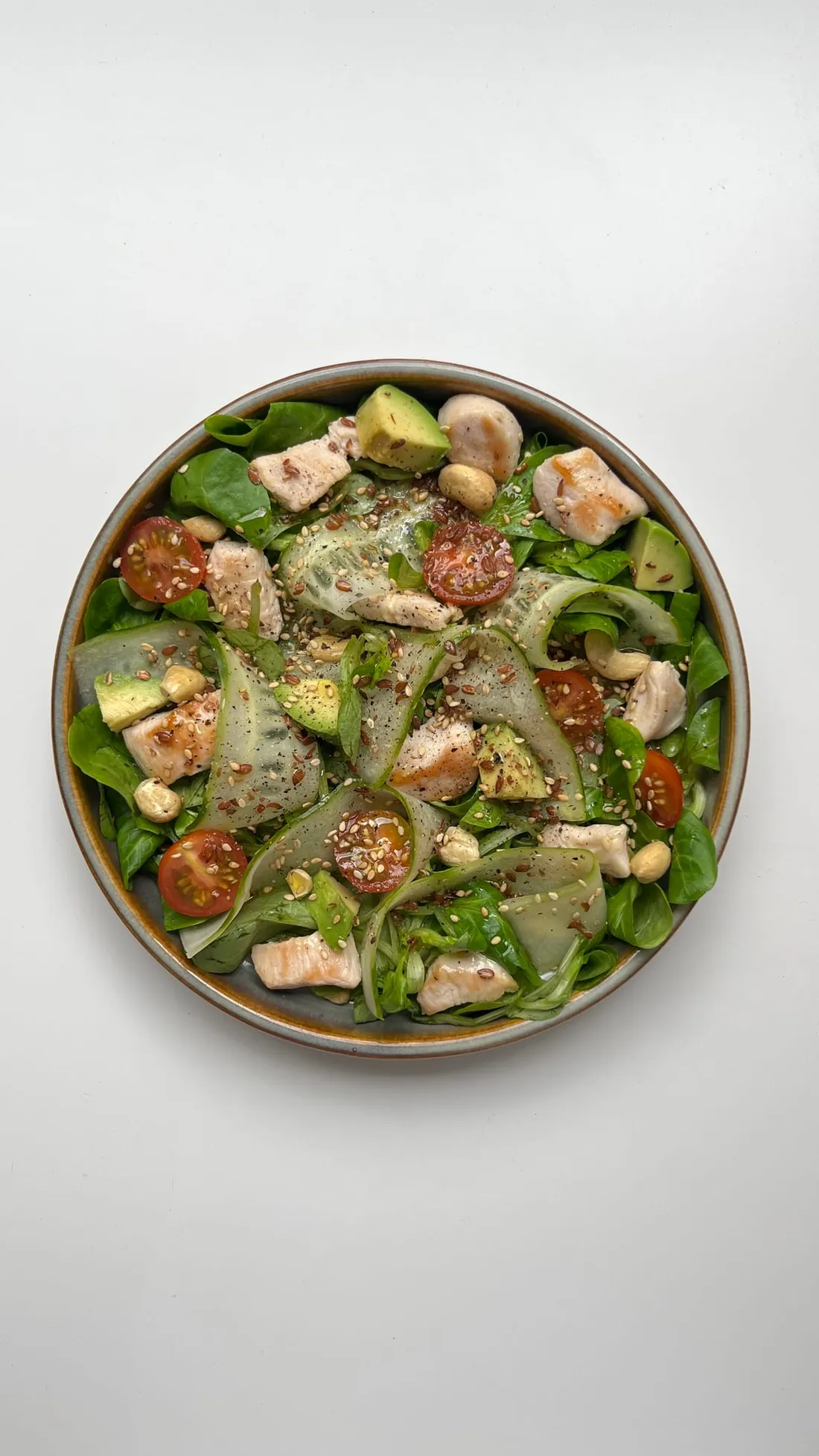 Foto de Ensalada de pollo y pepino laminado
